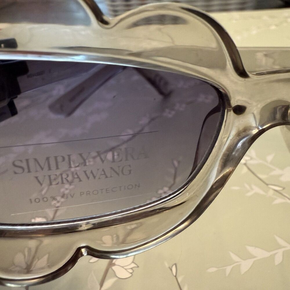 Simply Vera VERA WANG Women’s Meilani Smokey Flower Sunglasses New - Picture 3 of 5